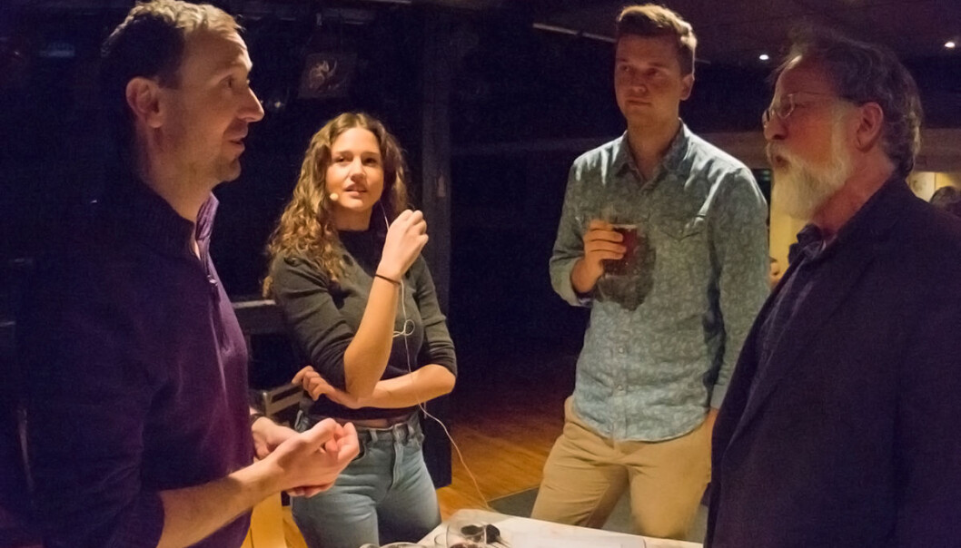 Harde og myke forskerfag møttes på det filosofiske dypet i Realfagskjelleren på Blindern i Oslo. Fra venstre: Adferdsbiolog Jens Andreas Huseby, møteleder og biologistudent Åsta Dale, en publikummer og hjerneforsker Johan Storm. (Foto: Arnfinn Christensen, forskning.no) Harde og myke forskerfag møttes på det filosofiske dypet i Realfagskjelleren på Blindern i Oslo. Fra venstre: Adferdsbiolog Jens Andreas Huseby, møteleder og biologistudent Åsta Dale, en publikummer og hjerneforsker Johan Storm. (Foto: Arnfinn Christensen, forskning.no)