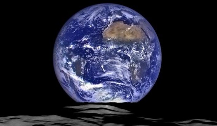 Hmmm, hvordan kommer det til å gå med jordkloden? Her sett fra NASAs Lunar Reconnaissance Orbiter, som går i bane rundt Månen. (Bilde: NASA/Arizona State Univ.) Hmmm, hvordan kommer det til å gå med jordkloden? Her sett fra NASAs Lunar Reconnaissance Orbiter, som går i bane rundt Månen. (Bilde: NASA/Arizona State Univ.)