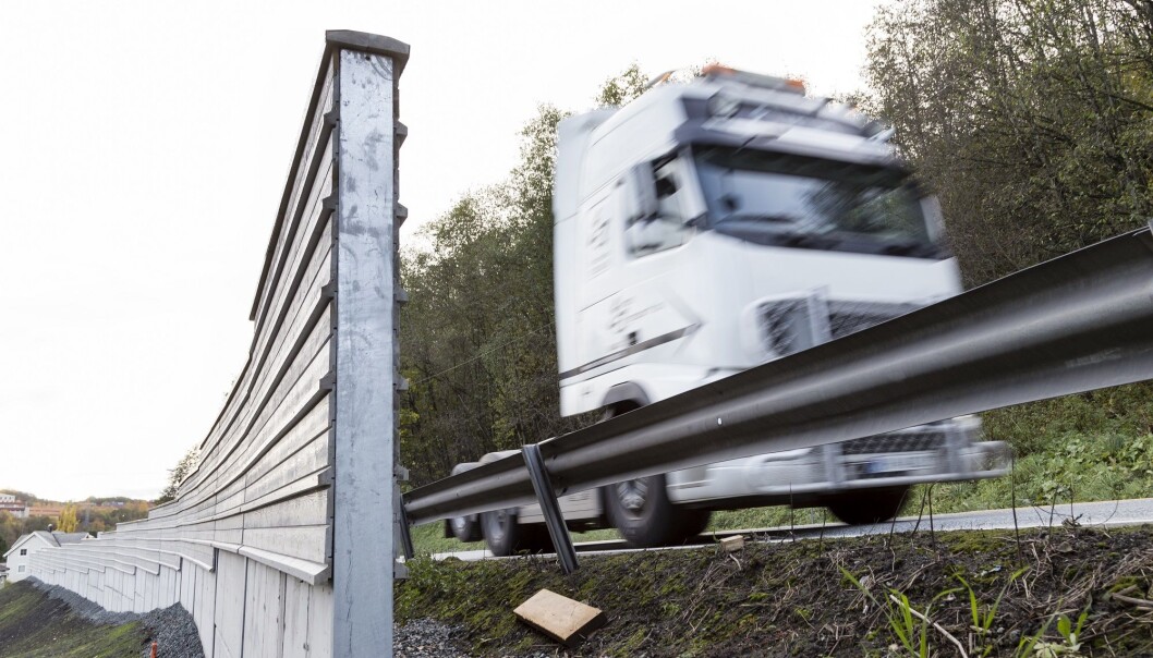 Eksempel på hvordan det gjøres i dag. Vanlig autovern og støyskjermer har til nå i liten grad vært benyttet i samme konstruksjon. Kombineres løsningene, går kostnadene ned fordi støyskjermene får utnyttet stolper som alt står der. (Foto: Thor Nielsen, Sintef) Eksempel på hvordan det gjøres i dag. Vanlig autovern og støyskjermer har til nå i liten grad vært benyttet i samme konstruksjon. Kombineres løsningene, går kostnadene ned fordi støyskjermene får utnyttet stolper som alt står der. (Foto: Thor Nielsen, Sintef)