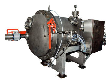 The pressure tank is made of titanium and has a diameter of about one metre. Into the tank will go bacteria, single-celled organisms, mussels, coral – and finally, a flounder. (Photo: Merethe Wagelund)
The pressure tank is made of titanium and has a diameter of about one metre. Into the tank will go bacteria, single-celled organisms, mussels, coral – and finally, a flounder. (Photo: Merethe Wagelund)