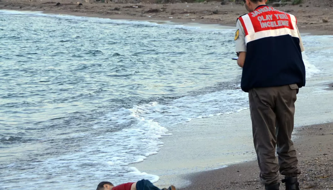Tre år gamle Alan Kurdi omkom da båten som skulle ta ham fra Tyrkia til Hellas kantret. Han ble et symbol på flyktningkrisen. (Foto: Nilufer Demir/AP)