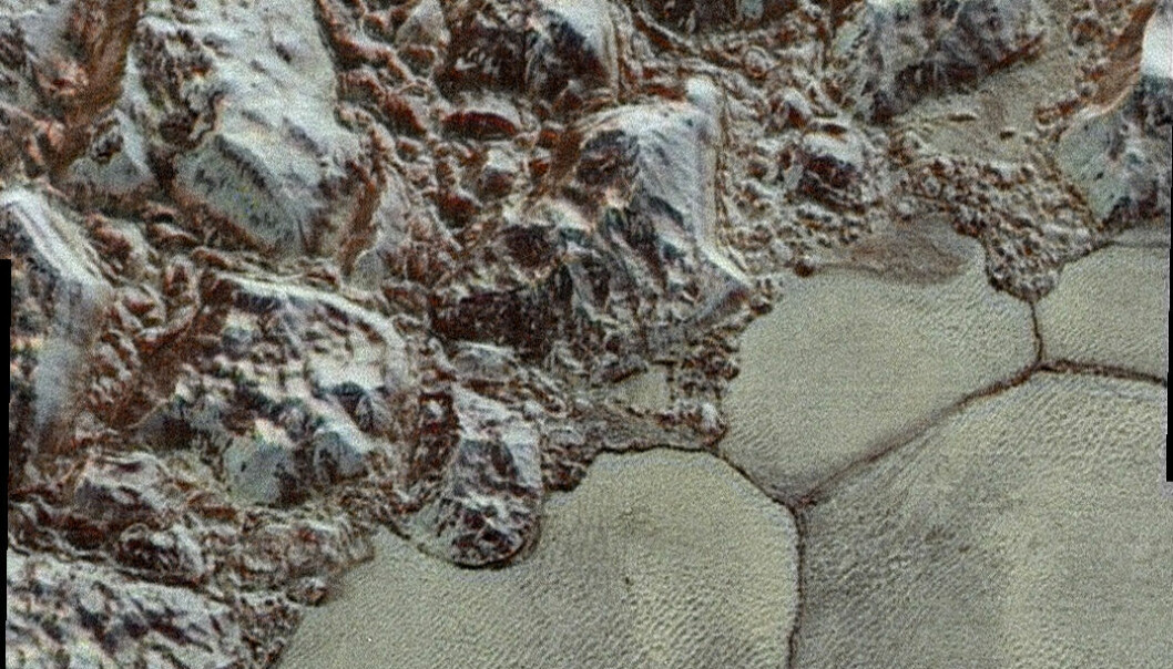 Se Pluto i ekstrem detalj