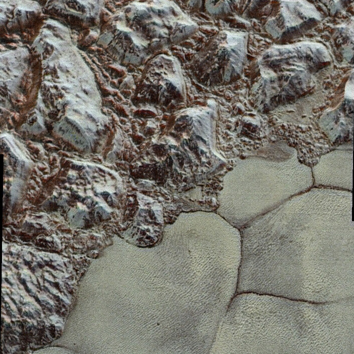 Det flate området kalles Sputnik Planum, og fjellkjeden heter al-Idrisi. (Foto: NASA/JHUAPL/SwRI) Det flate området kalles Sputnik Planum, og fjellkjeden heter al-Idrisi. (Foto: NASA/JHUAPL/SwRI)