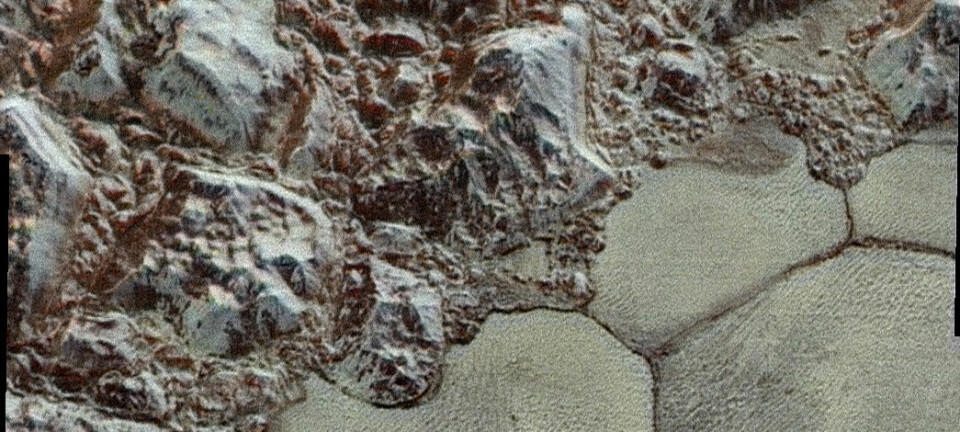 Det flate området kalles Sputnik Planum, og fjellkjeden heter al-Idrisi. (Foto: NASA/JHUAPL/SwRI)