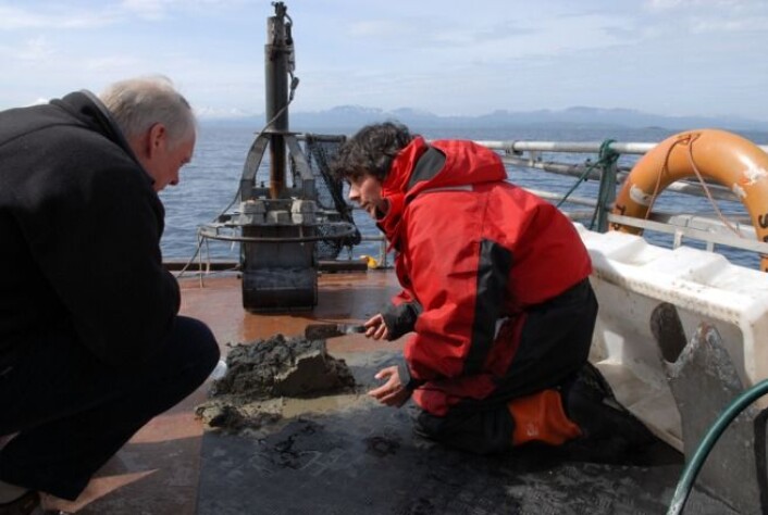 NGU-geologane Oddvar Longva og Liv Plassen under tokt på «Seisma». (Foto: NGU) NGU-geologane Oddvar Longva og Liv Plassen under tokt på «Seisma». (Foto: NGU)