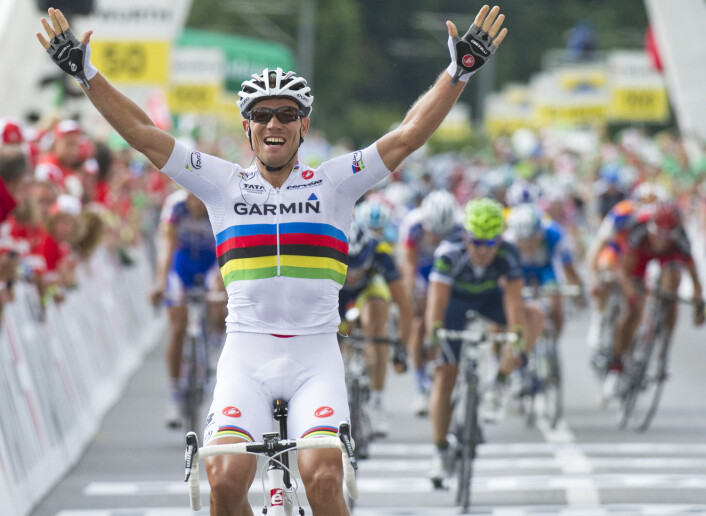Sveits rundt, 4. etappe 2011. Thor Hushovd sykler inn til sin første seier i verdens fineste sykkeldrakt: regnbuetrøya til verdensmesteren. (Foto: Denis Balibouse, Reuters) Sveits rundt, 4. etappe 2011. Thor Hushovd sykler inn til sin første seier i verdens fineste sykkeldrakt: regnbuetrøya til verdensmesteren. (Foto: Denis Balibouse, Reuters)
