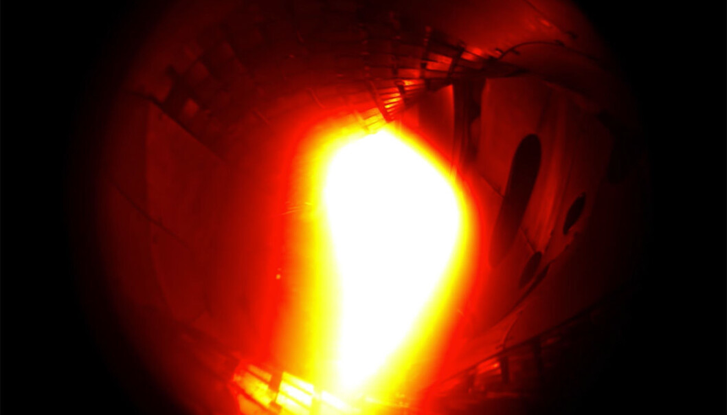 Ett milligram helium lyser opp i det første forsøket på å starte opp fusjonsreaktoren Wendelstein 7-X i Greifswald nordøst i Tyskland. Denne reaktoren har en annen konstruksjon enn i storprosjektet ITER i Frankrike, og kan være en reserveløsning hvis ITER slår feil. (Foto: Fra video av Max-Planck-Institut für Plasmaphysik.) Ett milligram helium lyser opp i det første forsøket på å starte opp fusjonsreaktoren Wendelstein 7-X i Greifswald nordøst i Tyskland. Denne reaktoren har en annen konstruksjon enn i storprosjektet ITER i Frankrike, og kan være en reserveløsning hvis ITER slår feil. (Foto: Fra video av Max-Planck-Institut für Plasmaphysik.)