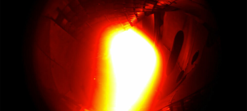 Ett milligram helium lyser opp i det første forsøket på å starte opp fusjonsreaktoren Wendelstein 7-X i Greifswald nordøst i Tyskland. Denne reaktoren har en annen konstruksjon enn i storprosjektet ITER i Frankrike, og kan være en reserveløsning hvis ITER slår feil. (Foto: Fra video av Max-Planck-Institut für Plasmaphysik.)