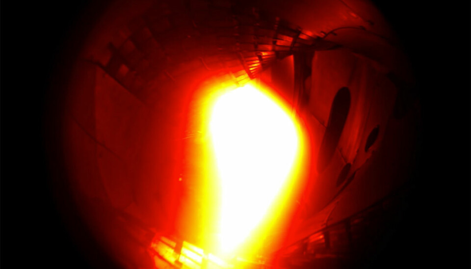 Ett milligram helium lyser opp i det første forsøket på å starte opp fusjonsreaktoren Wendelstein 7-X i Greifswald nordøst i Tyskland. Denne reaktoren har en annen konstruksjon enn i storprosjektet ITER i Frankrike, og kan være en reserveløsning hvis ITER slår feil. (Foto: Fra video av Max-Planck-Institut für Plasmaphysik.)