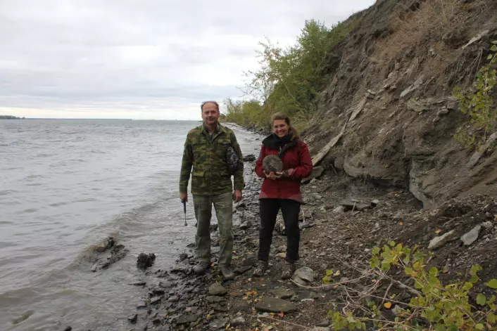 Paleontolog-kollega Vladimir Morov viser meg rundt ved bredden av Volga, på grensa mellom jura og kritt. Sjekk den store ammonitten! Foto: LLD