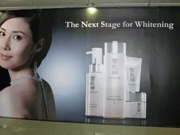 Advertisement for whitening products in Singapore. (Foto: Catrin Lundström)
