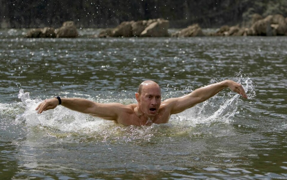 Vladimir Putin svømmer i en innsjø i Sibir i 2009. Forskerne mener at Putins livsstil passer dårlig med Parkinsons, så de tror ikke han har denne sykdommen.  (Foto: Ria Novosti/Reuters)