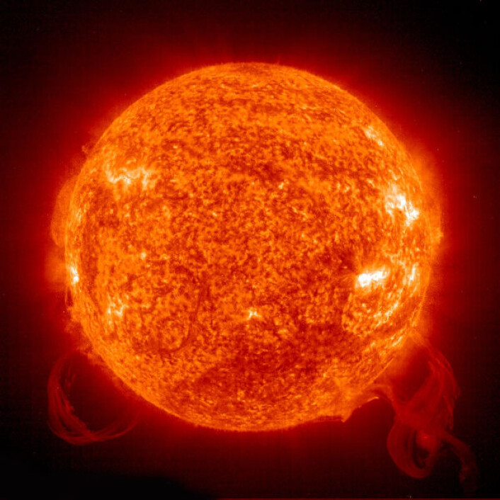 Dette bildet av sola i kortbølget ultrafiolett lys er tatt fra romobservatoriet SOHO i 2003. (Courtesy of SOHO consortium. SOHO is a project of international cooperation between ESA and NASA.) (Foto: (Bilde: NASA/ESA)) Dette bildet av sola i kortbølget ultrafiolett lys er tatt fra romobservatoriet SOHO i 2003. (Courtesy of SOHO consortium. SOHO is a project of international cooperation between ESA and NASA.) (Foto: (Bilde: NASA/ESA))