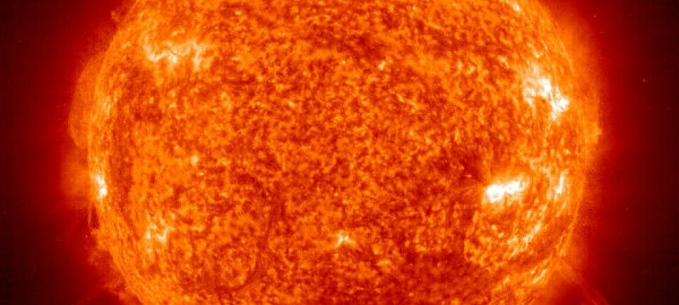 Hvis jorda ikke hadde hatt så stor hastighet rundt sola, hadde vi krasjet rett inn i vår egen stjerne. Det hadde ikke gått bra.  (Bilde: NASA/ESA)