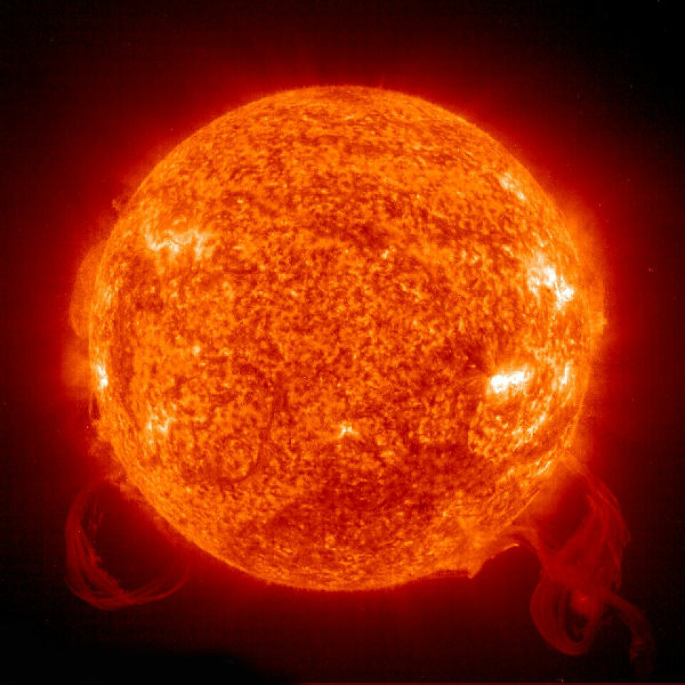 Dette bildet av sola i kortbølget ultrafiolett lys er tatt fra romobservatoriet SOHO i 2003. (Courtesy of SOHO consortium. SOHO is a project of international cooperation between ESA and NASA.) (Foto: (Bilde: NASA/ESA))