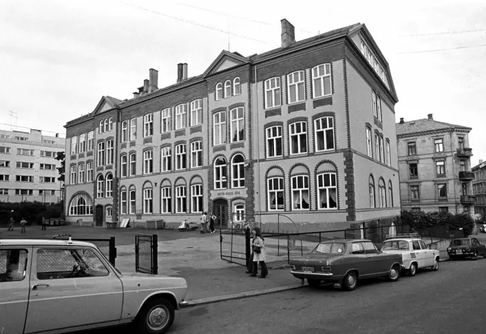 I den norske «Sundhetsloven» som ble vedtatt i 1860 var det et krav at skoleelever fikk tilstrekkelig med dagslys. Reglene for forholdet mellom vindu/areal krevde på 1800-tallet mer enn dobbelt så mye vinduer som regelverket gjør i dag. Skoler ble derfor bygd med store vinduer på alle sider. Her Hartvig Nissen videregående skole i Oslo fotografert i 1972. Skolen ble bygd i 1899. (Foto: John Myhre/Aftenposten)