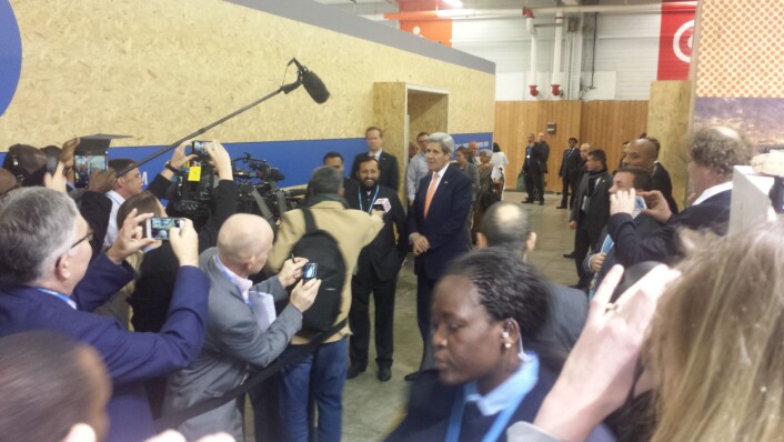John Kerry har kommet ut fra forhandlingsrommet, og internasjonal presse, og Fredrik Hauge fra Bellona, er på hugget. (Foto: Helge M. Markusson) John Kerry har kommet ut fra forhandlingsrommet, og internasjonal presse, og Fredrik Hauge fra Bellona, er på hugget. (Foto: Helge M. Markusson)
