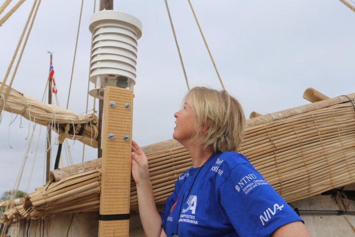Forskningssjef Cecilie Mauritzen stråler over bekreftet hypotese, tross våte bøker og klær. (Foto: Håkon Wium Lie, Kon-Tiki 2) Forskningssjef Cecilie Mauritzen stråler over bekreftet hypotese, tross våte bøker og klær. (Foto: Håkon Wium Lie, Kon-Tiki 2)