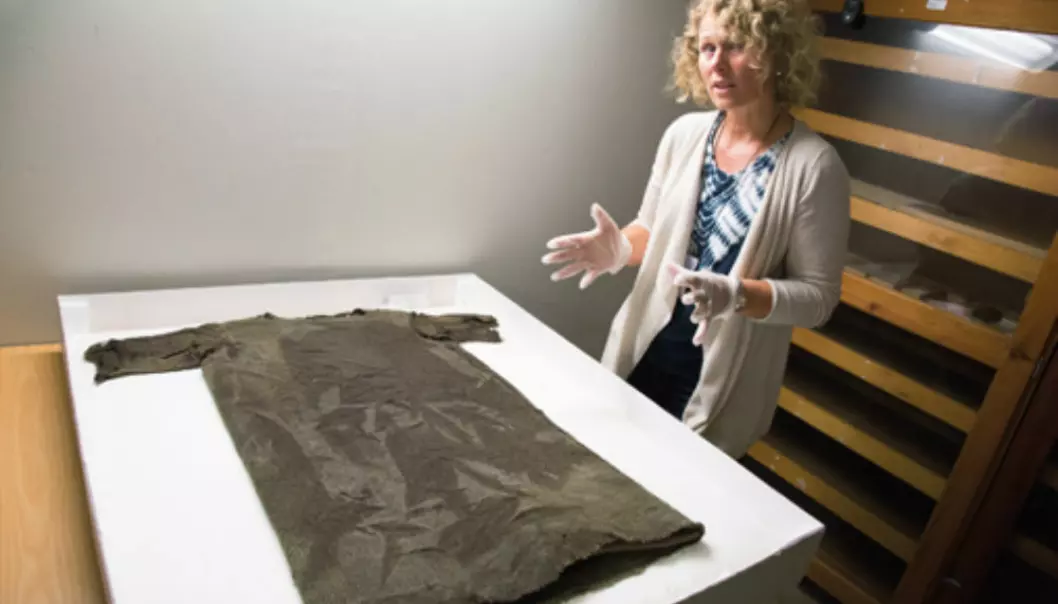 One of our aims in reconstructing the tunic is to learn more about how the textile was made, how time-consuming it was to make, and how the wool was used, explains Marianne Vedeler. (Photo: Yngve Vogt)