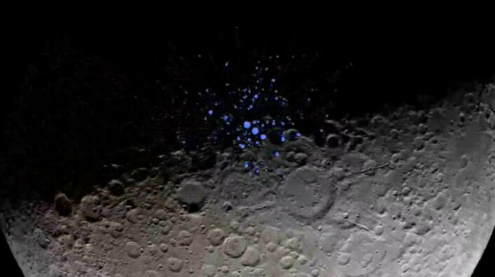 Dette bildet fra romsonden Lunar Reconaissance Orbiter viser kratere rundt månens sydpol der solen aldri når ned. I disse områdene med evig skygge er det frosset vann, viser blant annet målinger fra den indiske romsonden Chandrayaan-1. (Foto: (Bilde: Fra video av Goddard Space Flight Center.)) Dette bildet fra romsonden Lunar Reconaissance Orbiter viser kratere rundt månens sydpol der solen aldri når ned. I disse områdene med evig skygge er det frosset vann, viser blant annet målinger fra den indiske romsonden Chandrayaan-1. (Foto: (Bilde: Fra video av Goddard Space Flight Center.))