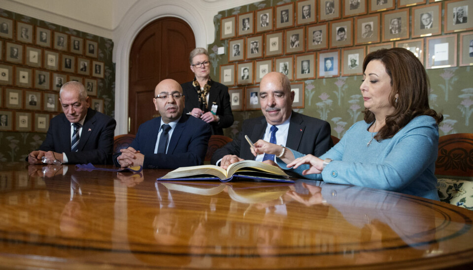 Kvartetten for nasjonal dialog signerer gjesteboka på Nobelinstituttet i Oslo. Fire organisasjoner fikk politikerne i Tunisia til å snakke sammen og kan ha avverget borgerkrig. Nå får de Nobels fredspris for arbeidet. (Foto: Håkon Mosvold Larsen / NTB scanpix)