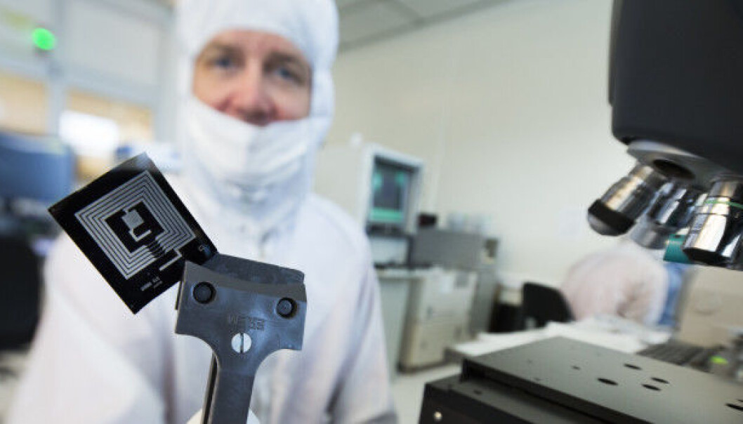 Researcher Geir Uri Jensen demonstrates successfully completed components containing magnesium circuits designed to transfer energy. These are soluble in water and disappear after a few hours. (Photo: Werner Juvik) Researcher Geir Uri Jensen demonstrates successfully completed components containing magnesium circuits designed to transfer energy. These are soluble in water and disappear after a few hours. (Photo: Werner Juvik)