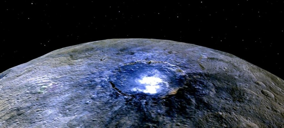 Nye bilder tatt fra romsonden Dawn har avslørt skyer over krateret Occator på asteroiden Ceres. Skyene ligner iståken som dannes når kometer kommer nær sola. Dette bildet er tatt i en avstand av 4425 kilometer. Fargene er falske, i den forstand at bildet er satt sammen av flere svart-hvittbilder tatt med fargefiltre og senere fargelagt. Rødt på bildet tilsvarer nær-infrarødt, grønt tilsvarer synlig rødt lys og blått tilsvarer synlig blått lys. (Foto: NASA/JPL-Caltech/UCLA/MPS/DLR/IDA)