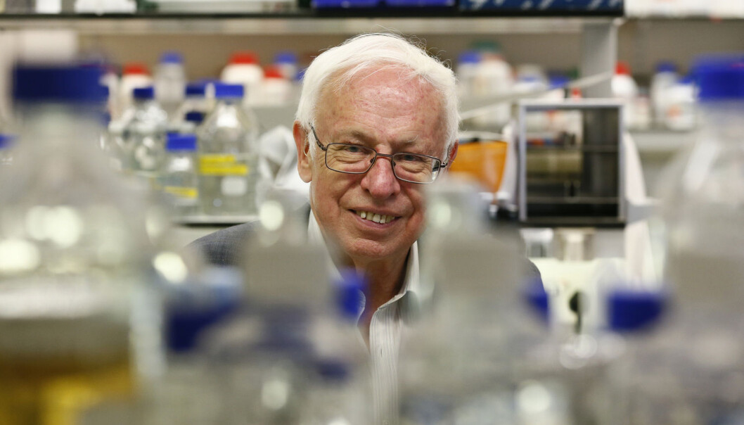 Tomas Lindahl i Clare Hall-laboratoriet etter at det ble kjent at han skal få nobelprisen i kjemi. I dag får han medalj og diplom i Stockholm. (Foto: Reuters) Tomas Lindahl i Clare Hall-laboratoriet etter at det ble kjent at han skal få nobelprisen i kjemi. I dag får han medalj og diplom i Stockholm. (Foto: Reuters)