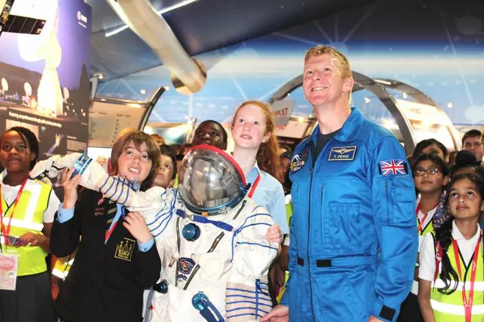 ESAs britiske astronaut Tim Peake viser frem en russisk romdrakt til barn og unge i prosjektet Mission X Tren Som En Astronaut.  (Foto: ESA)