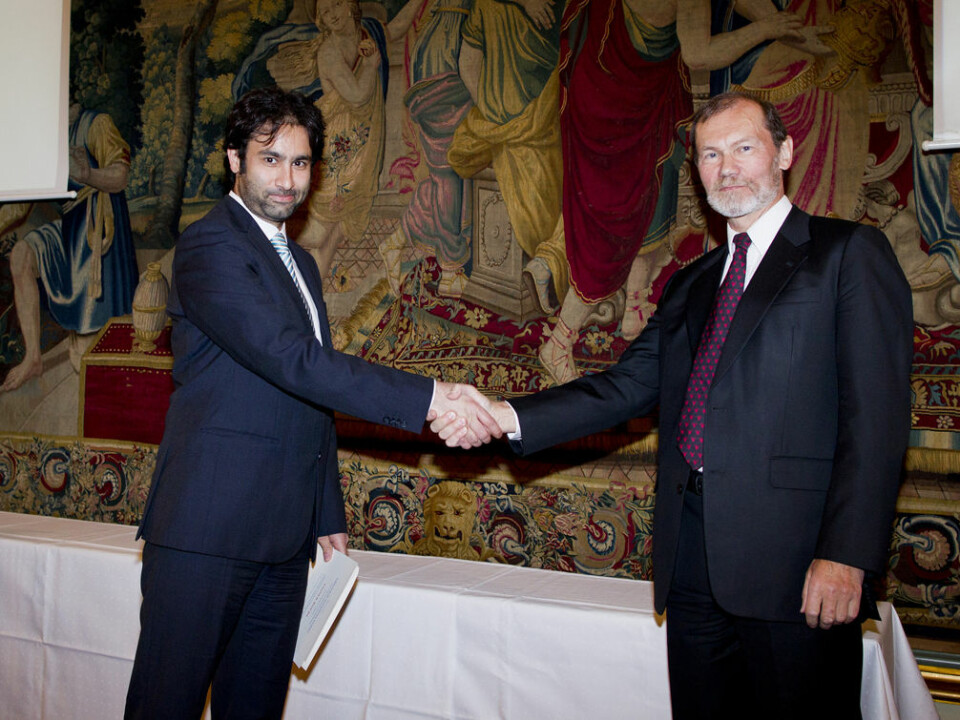 Yasser Roudi (left) accepts The Nansen Award for Young Scientists. He is congratulated by Øyvind Østerud, Chair of the Nansen Fund.  The ceremony was held during the annual meeting of The Norwegian Academy of Science and Letters, at Grand Hotel in Oslo, on 5 May 2014  (Photo by: Scanpix, Vegard Grøtt)