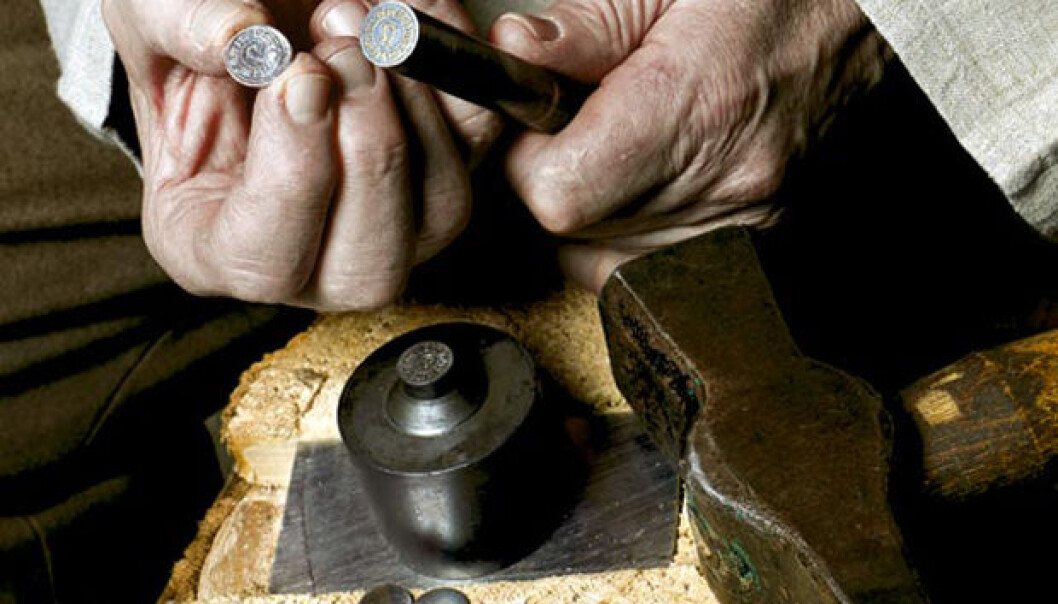 Metallurgist Otto Lohne shows the markings on the archbishop's coin, called “hvid”.
(Photo: Ole Morten Melgård) Metallurgist Otto Lohne shows the markings on the archbishop's coin, called “hvid”.
(Photo: Ole Morten Melgård)
