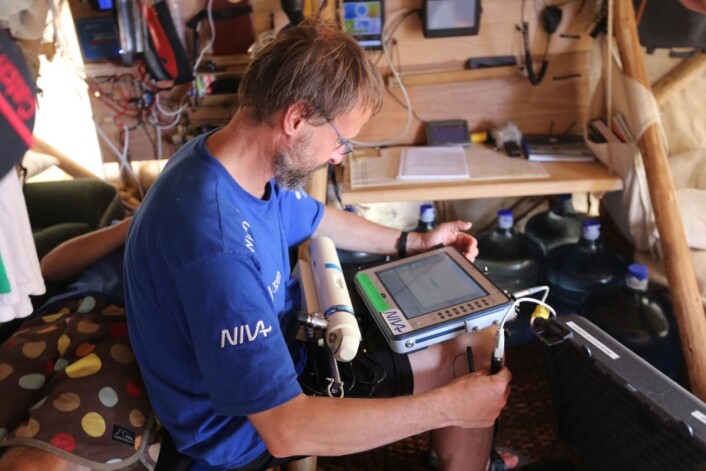NIVAs CTD-måler (conductivity, temperature and depth) ga "nydelige og kontinuerlige" målinger fra Stillehavet. (Foto: Håkon Wium Lie, Kon-Tiki 2) NIVAs CTD-måler (conductivity, temperature and depth) ga "nydelige og kontinuerlige" målinger fra Stillehavet. (Foto: Håkon Wium Lie, Kon-Tiki 2)