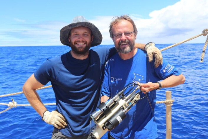 Dyphavsutstyret senkes til 1000 meter. Da er det viktig med tilstrekkelig elektrisitet til å få det opp igjen. (Foto: Håkon Wium Lie, Kon-Tiki 2) Dyphavsutstyret senkes til 1000 meter. Da er det viktig med tilstrekkelig elektrisitet til å få det opp igjen. (Foto: Håkon Wium Lie, Kon-Tiki 2)