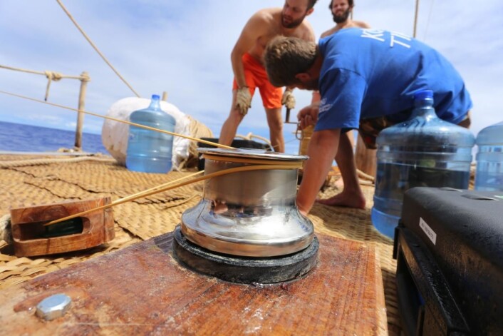 Kevlartauet på 3mm brukes til å trekke måleinstrumentene opp fra dyphavet. (Foto: Håkon Wium Lie, Kon-Tiki 2) Kevlartauet på 3mm brukes til å trekke måleinstrumentene opp fra dyphavet. (Foto: Håkon Wium Lie, Kon-Tiki 2)