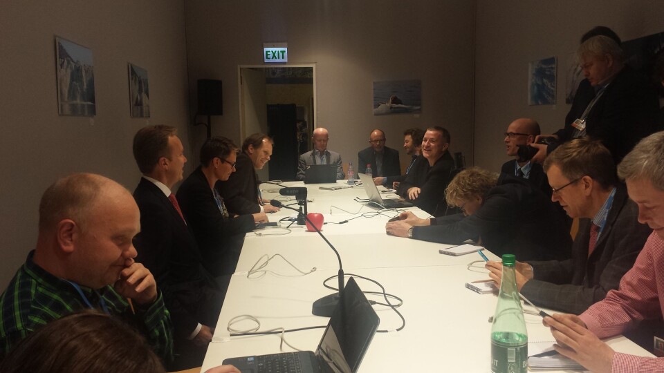 Pressebrifingen til den norske forhandlingsdelegasjonen mandag ettermiddag. (Foto: Helge M. Markusson)