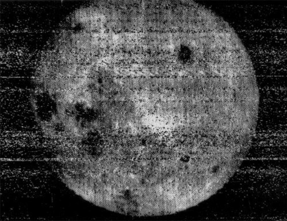 Det første bilde tatt av månens bakside fra den sovjetiske romsonden Luna 3, 7. okober 1959. (Foto: NASA)