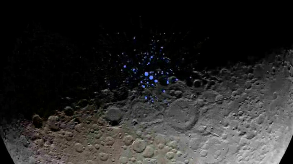 Dette bildet fra romsonden Lunar Reconaissance Orbiter viser kratere rundt månens sydpol der solen aldri når ned. I disse områdene med evig skygge er det frosset vann, viser blant annet målinger fra den indiske romsonden Chandrayaan-1. (Foto: (Bilde: Fra video av Goddard Space Flight Center.=)