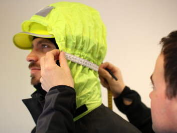 Details are important. The hood is specially adapted for personnel wearing helmets – without compromising vision. (Photo: SINTEF Health Research) Details are important. The hood is specially adapted for personnel wearing helmets – without compromising vision. (Photo: SINTEF Health Research)