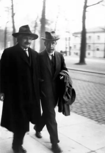 Her ser vi Albert Einstein og Niels Bohr i samtale om den forunderlige kvantemekanikken. De ble aldri enige om det fenomenet Einstein døpte «spooky action at a distanse»: At ting kan påvirke hverandre selv om de er fysisk atskilt. (Foto: Paul Ehrenfest)