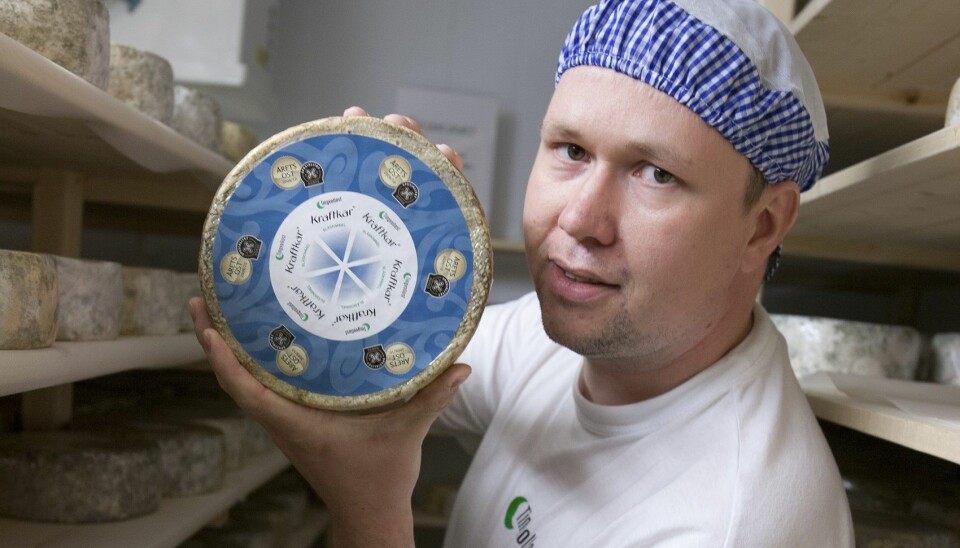 En ost med stedsegen smak. Prisvinnende meieribestyrer Egil Smith-Meyer i Tingvollost. (Foto: Privat)
