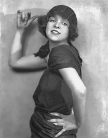 Norske unge kvinner på 1920-tallet provoserte ved å kle seg i seg dristige kjoler og klippe håret kort, kanskje inspirert av den amerikanske skuespilleren Clara Bow, her i 1921. (Foto: Nickolas Muray/Brewster Magazine. Bildet er falt i det fri, hentet fra Wikimedia Commons)