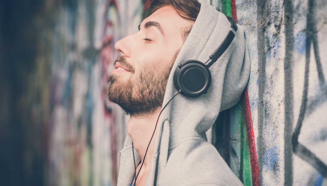 Når man hører på musikk, er det ofte for å regulere følelsene sine. En danske forsker vil bruke en matematisk modell for å hjelpe oss med det. (Foto: Shutterstock) Når man hører på musikk, er det ofte for å regulere følelsene sine. En danske forsker vil bruke en matematisk modell for å hjelpe oss med det. (Foto: Shutterstock)