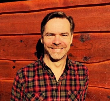 Bruce Morén-Duolljá har studert ved amerikanske universiteter som University of Maryland, Johns Hopkins University, Georgetown University, Boston University og Cornell University, før han kom til Tromsø og den lille lulesamiske bygda Ájluokta (Drag). (Foto: UiN) Bruce Morén-Duolljá har studert ved amerikanske universiteter som University of Maryland, Johns Hopkins University, Georgetown University, Boston University og Cornell University, før han kom til Tromsø og den lille lulesamiske bygda Ájluokta (Drag). (Foto: UiN)