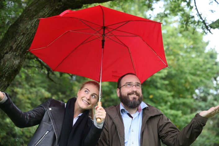 Kaia Bing og Jon Arne Engan fra NMBU jobber med å finne løsninger for å håndtere mer og kraftigere nedbør. (Foto: Liv Røhnebæk Bjergene) Kaia Bing og Jon Arne Engan fra NMBU jobber med å finne løsninger for å håndtere mer og kraftigere nedbør. (Foto: Liv Røhnebæk Bjergene)