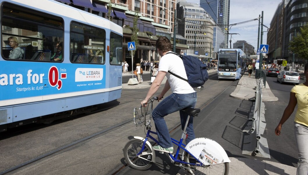 Det er mange grunner til å satse på sykkelen som transportmiddel, ikke bare hensynet til miljøet. Politikerne bør appellere til flere sider hos oss når de tar til orde for slike klimavennlige aktiviteter, mener forskere. (Foto: Kerstin Mertens, Samfoto) Det er mange grunner til å satse på sykkelen som transportmiddel, ikke bare hensynet til miljøet. Politikerne bør appellere til flere sider hos oss når de tar til orde for slike klimavennlige aktiviteter, mener forskere. (Foto: Kerstin Mertens, Samfoto)
