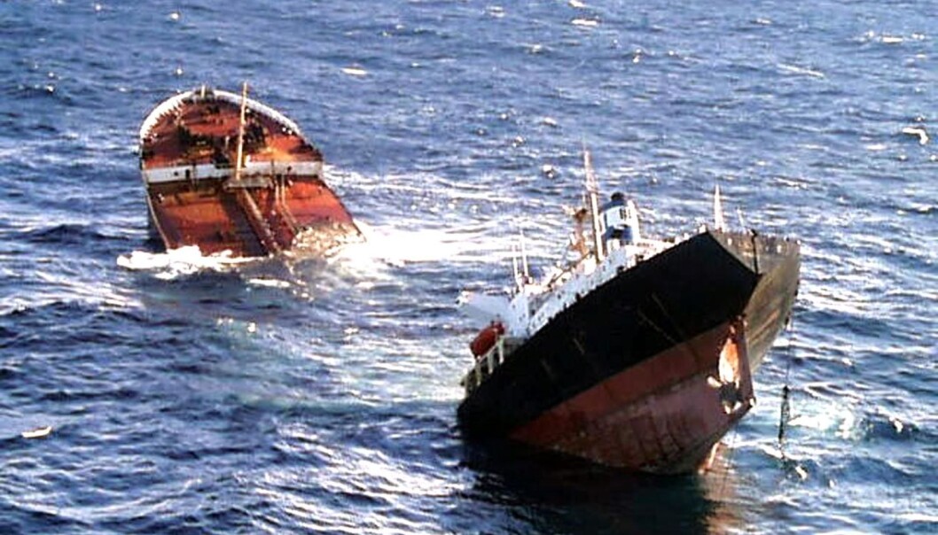 Over a thousand beaches were contaminated with 63,000 tonnes of crude oil when the Prestige oil tanker sank off the coast of Spain and Portugal in 2002. The environmental damage makes it the largest environmental disaster in that area on record. To prevent something similar from happening off the coasts of Northern Norway, Norway needs to monitor Russia’s plans to drastically increase its oil exports. (Photo: Scanpix / AFP) Over a thousand beaches were contaminated with 63,000 tonnes of crude oil when the Prestige oil tanker sank off the coast of Spain and Portugal in 2002. The environmental damage makes it the largest environmental disaster in that area on record. To prevent something similar from happening off the coasts of Northern Norway, Norway needs to monitor Russia’s plans to drastically increase its oil exports. (Photo: Scanpix / AFP)