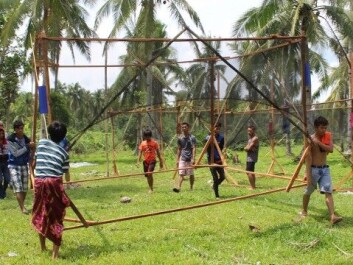 The Streetlight children help set up scaffolding for their new school. (Photo: Workshop/NTNU) The Streetlight children help set up scaffolding for their new school. (Photo: Workshop/NTNU)