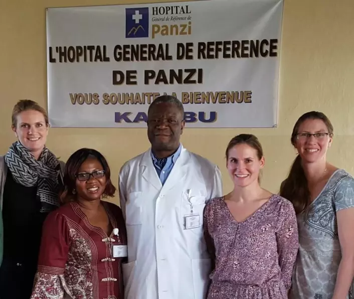 Besøk på Panzi-sykehuset. Fra venstre, Ragnhild Nordås (PRIO), Christine Amisi (ICART). Dr. Denis Mukwege (Panzi), Gudrun Østby (PRIO) og Siri Aas Rustad (PRIO).  (Foto: Lisa Peters)