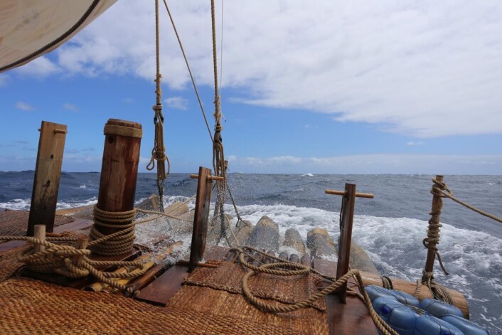 Det er kanskje ikke land i sikte, men å være halvveis til Påskeøya er verdt en feiring ombord Kon-Tiki 2. (Foto: Håkon Wium Lie, Kon-Tiki 2) Det er kanskje ikke land i sikte, men å være halvveis til Påskeøya er verdt en feiring ombord Kon-Tiki 2. (Foto: Håkon Wium Lie, Kon-Tiki 2)