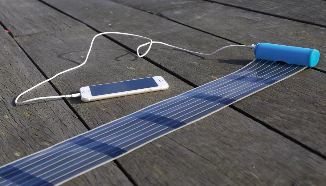 Solcelleladeren rulles ut og forbindes til mobiltelefonen som blir ladet opp i løpet av 2–3 timer, hvis solen skinner. Se flere bilder og en video av produktet på Kickstarter.com. (Foto: infinityPV)